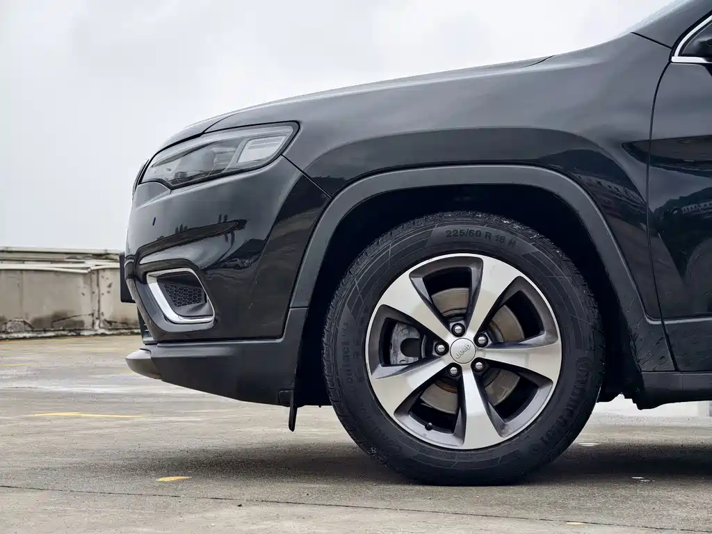 Jeep Cherokee — фото 24