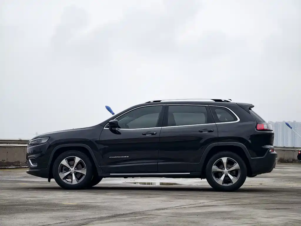 Jeep Cherokee — фото 25