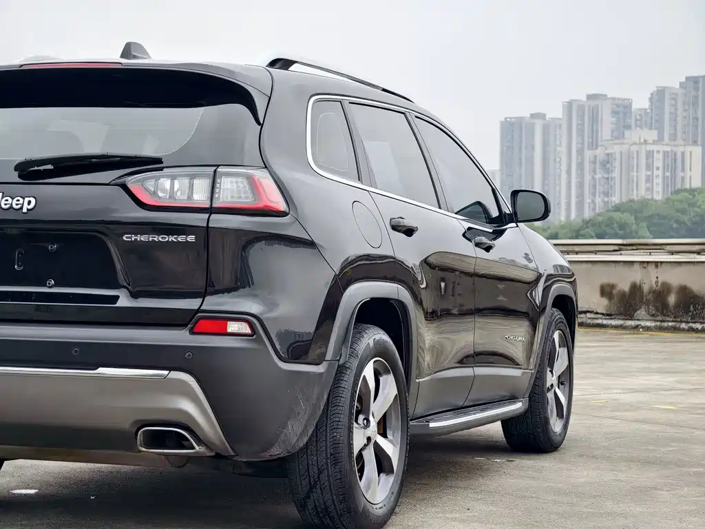 Jeep Cherokee — фото 26