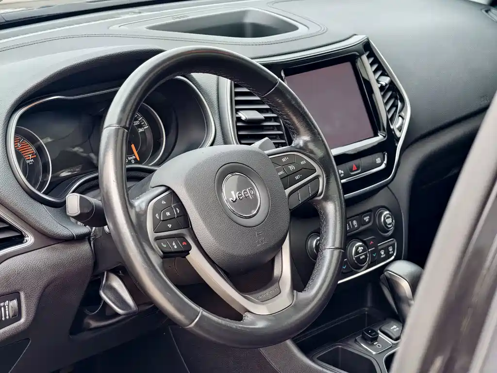Jeep Cherokee — фото 6