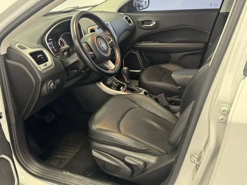 Jeep Compass — фото 11
