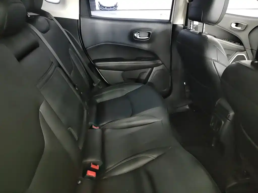 Jeep Compass — фото 13