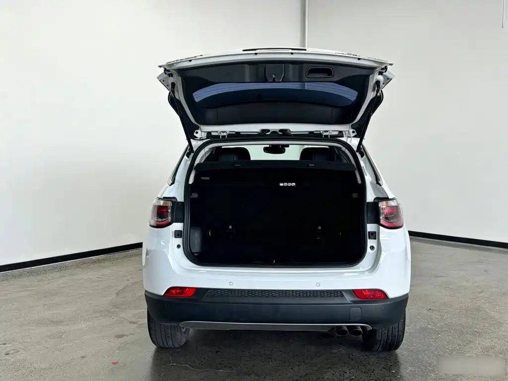 Jeep Compass — фото 15