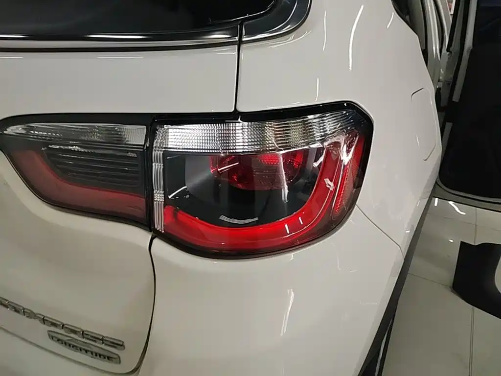 Jeep Compass — фото 24