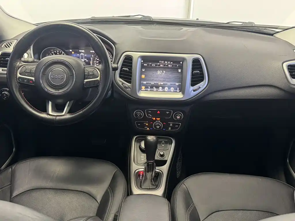 Jeep Compass — фото 6
