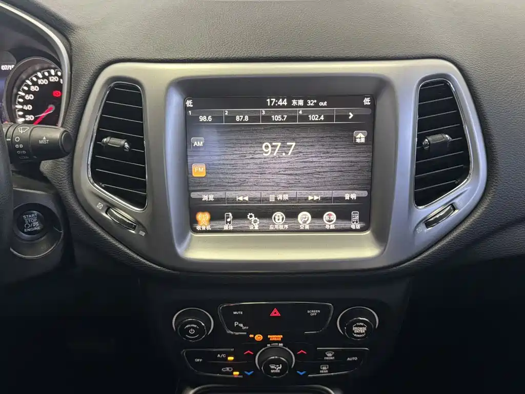 Jeep Compass — фото 9