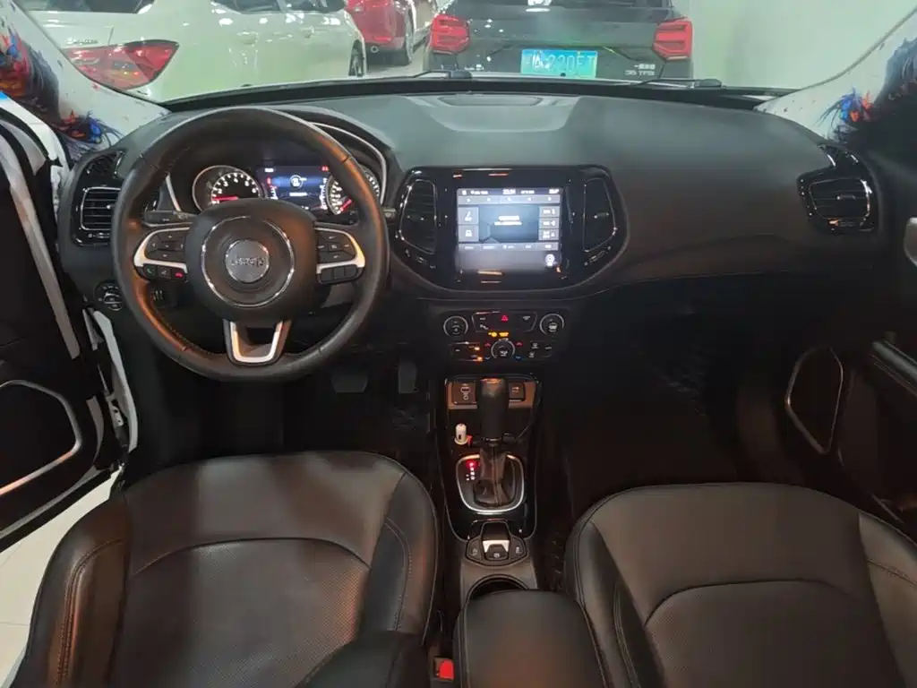 Jeep Compass — фото 10