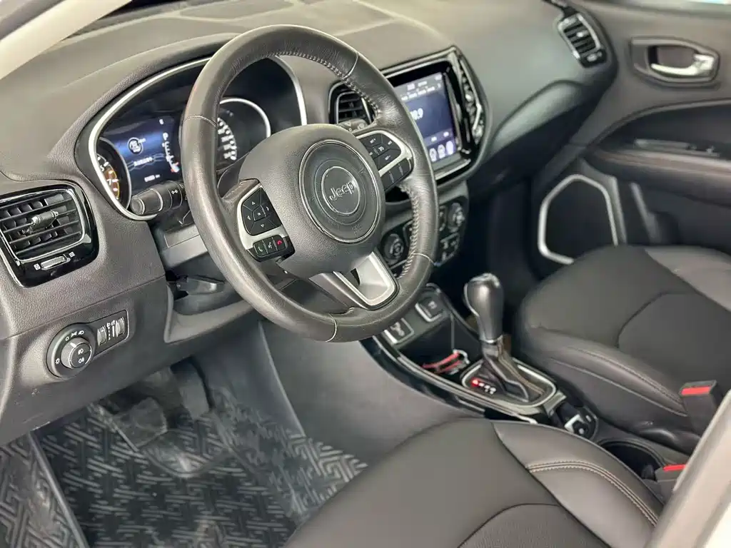 Jeep Compass — фото 6
