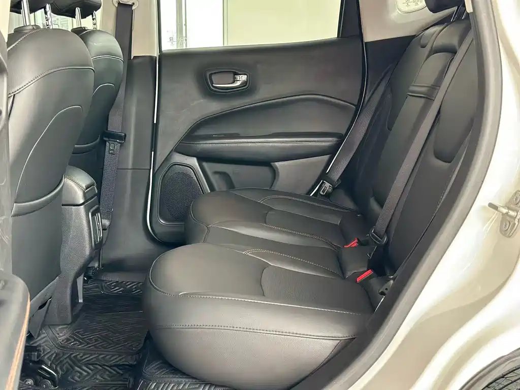Jeep Compass — фото 7