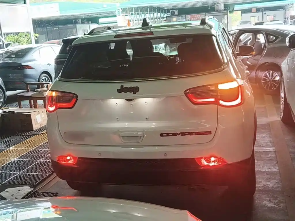 Jeep Compass — фото 6