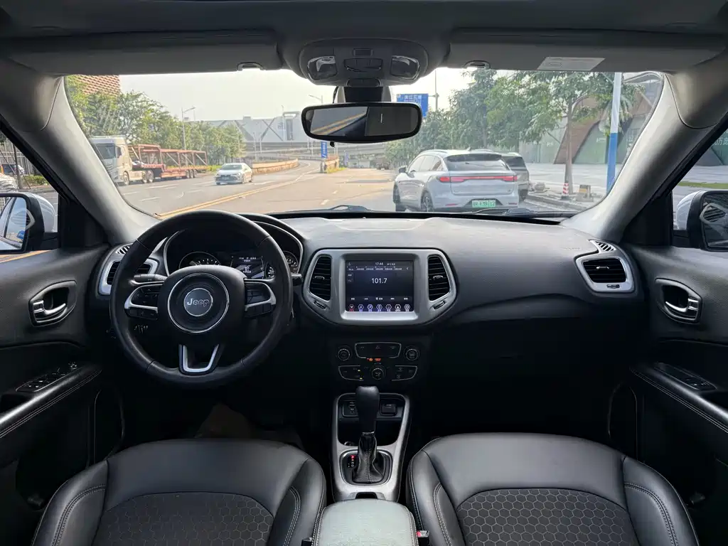 Jeep Compass — фото 11