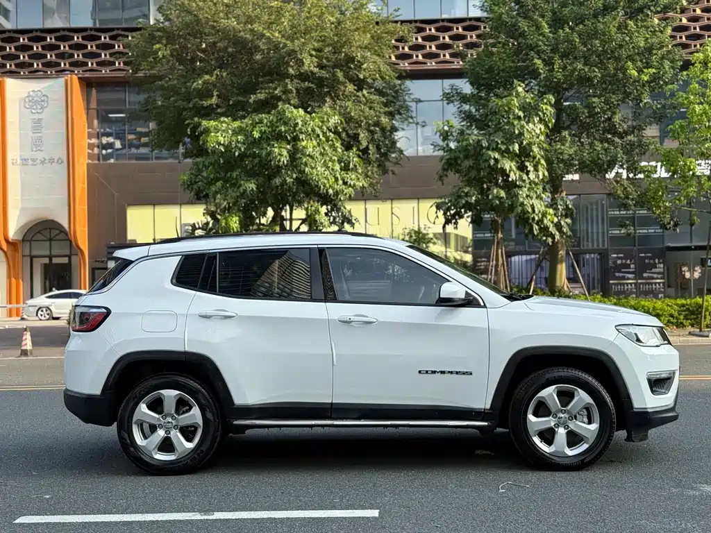 Jeep Compass — фото 4
