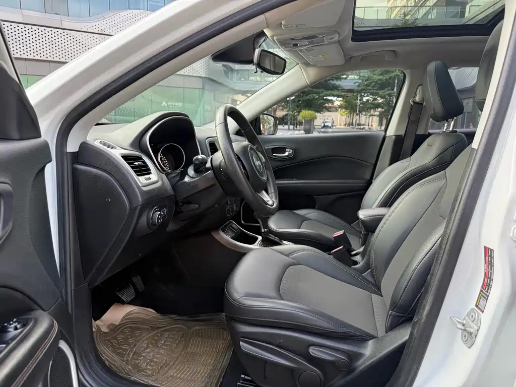 Jeep Compass — фото 8