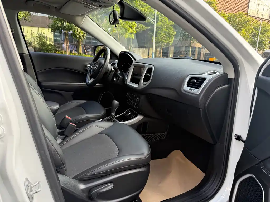 Jeep Compass — фото 10