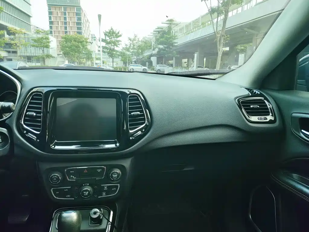 Jeep Compass — фото 13