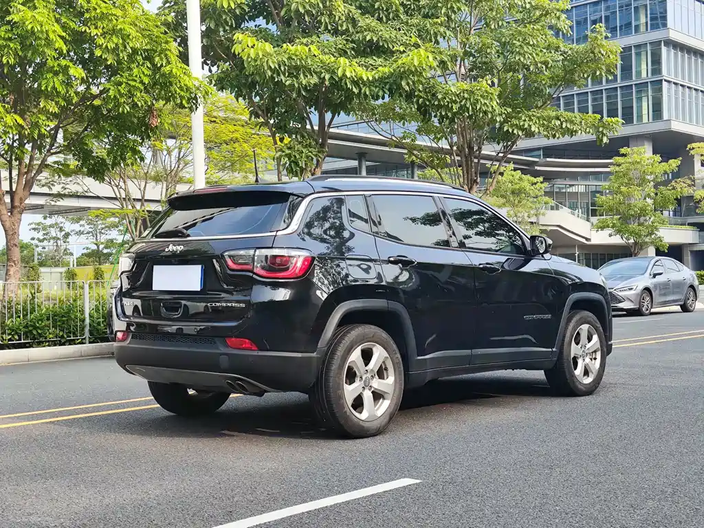 Jeep Compass — фото 6