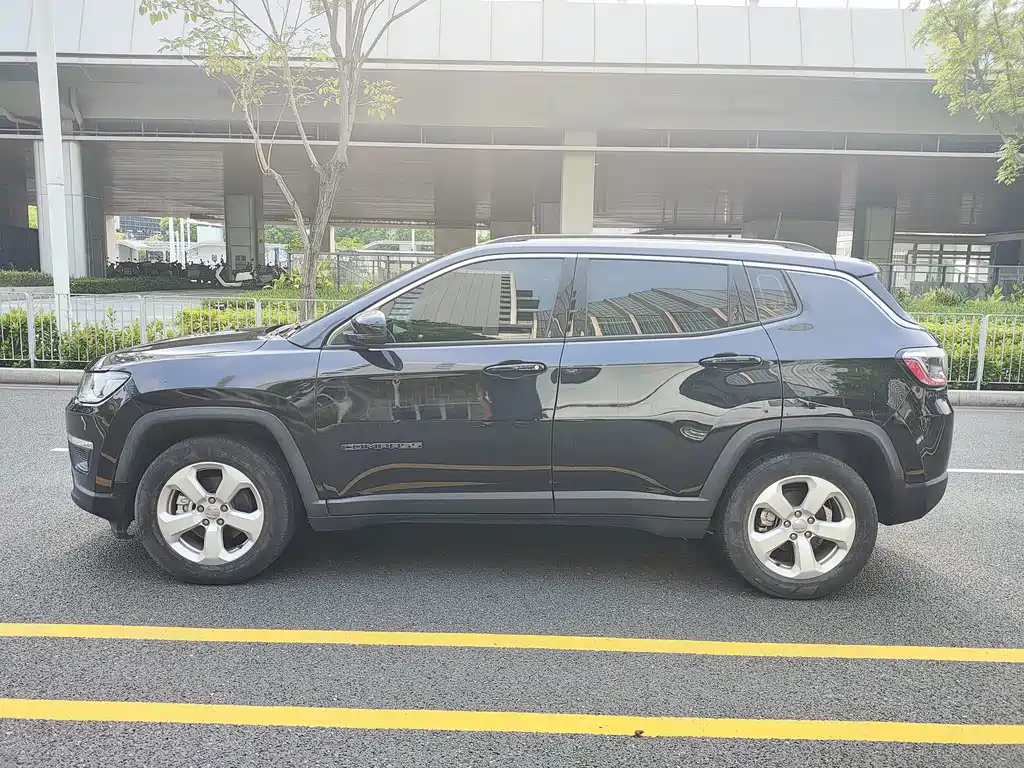 Jeep Compass — фото 8