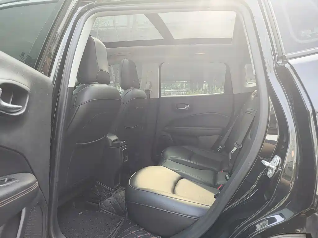 Jeep Compass — фото 10