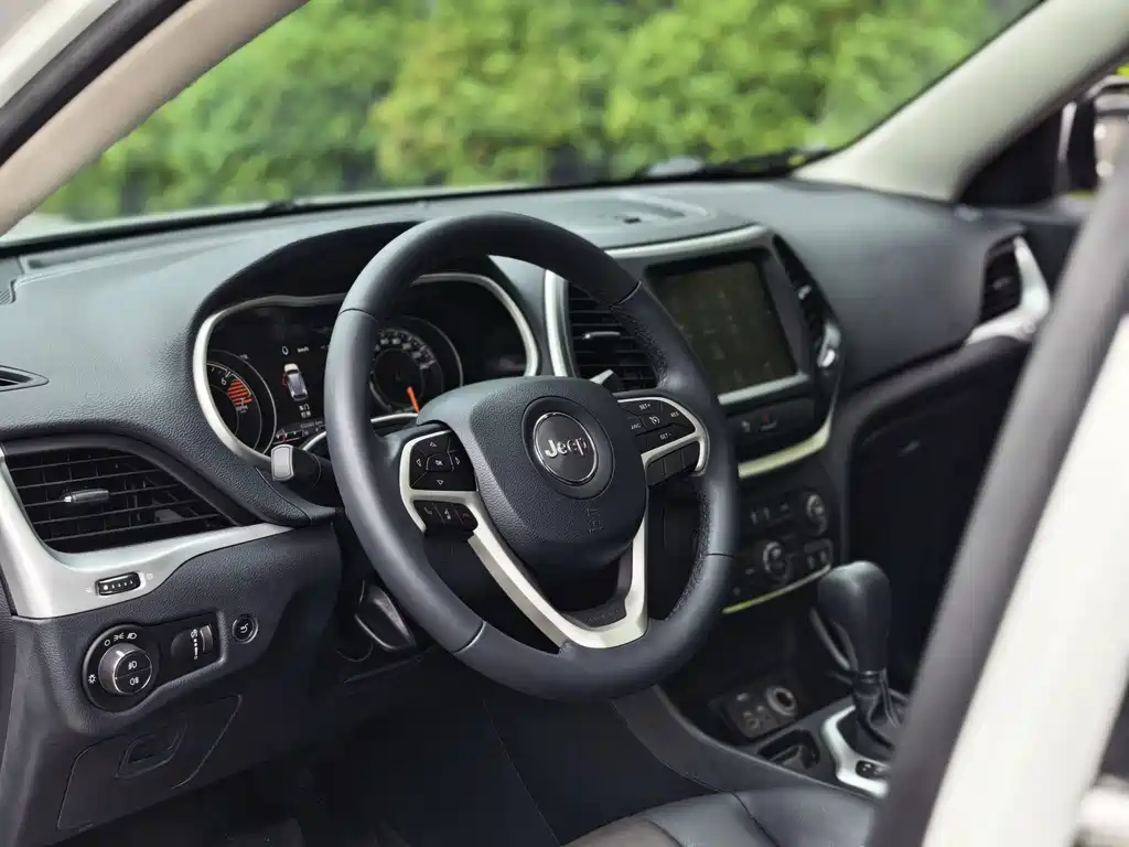 Jeep Cherokee — фото 21