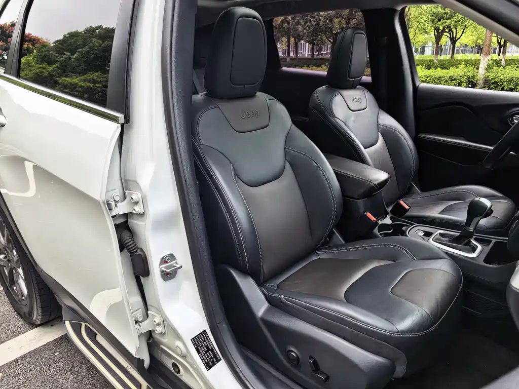 Jeep Cherokee — фото 24