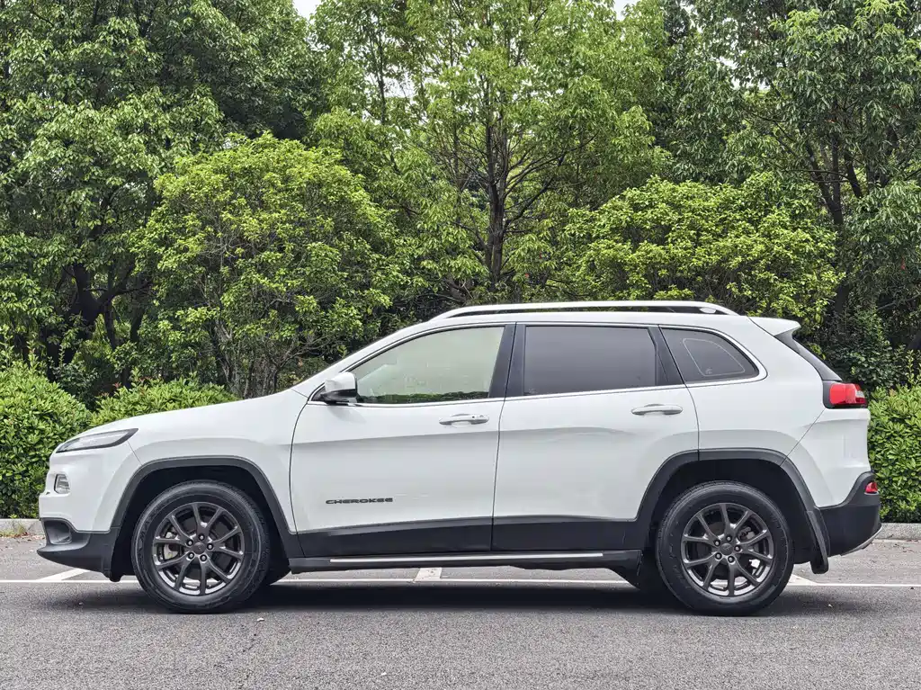 Jeep Cherokee — фото 4