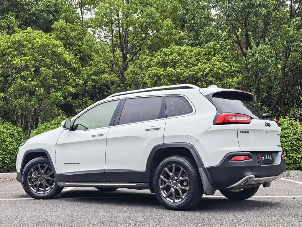 Jeep Cherokee — фото 5