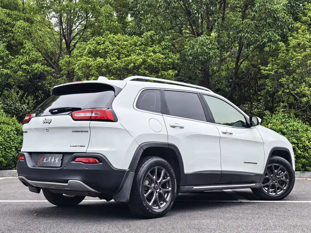 Jeep Cherokee — фото 7