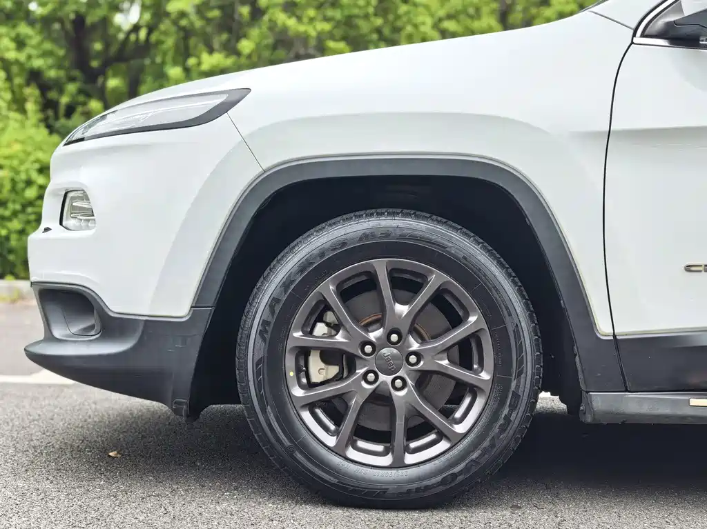 Jeep Cherokee — фото 10