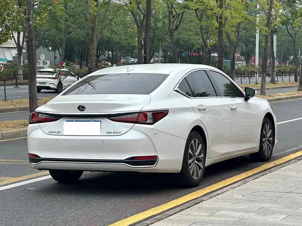 Lexus ES — фото 11
