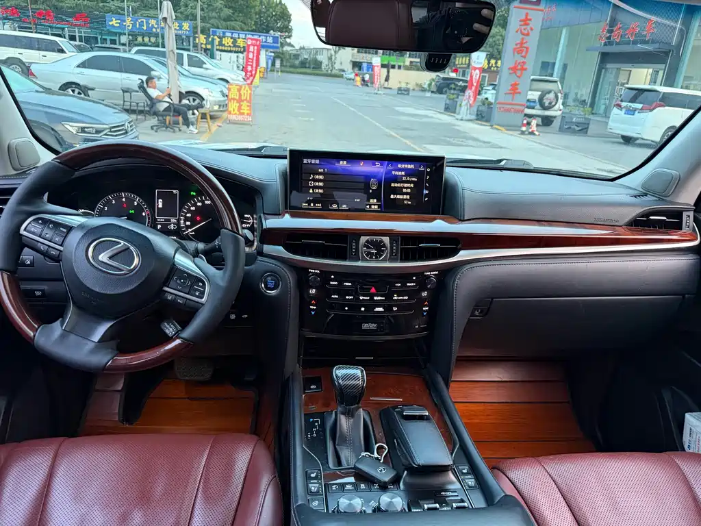 Lexus LX — фото 8
