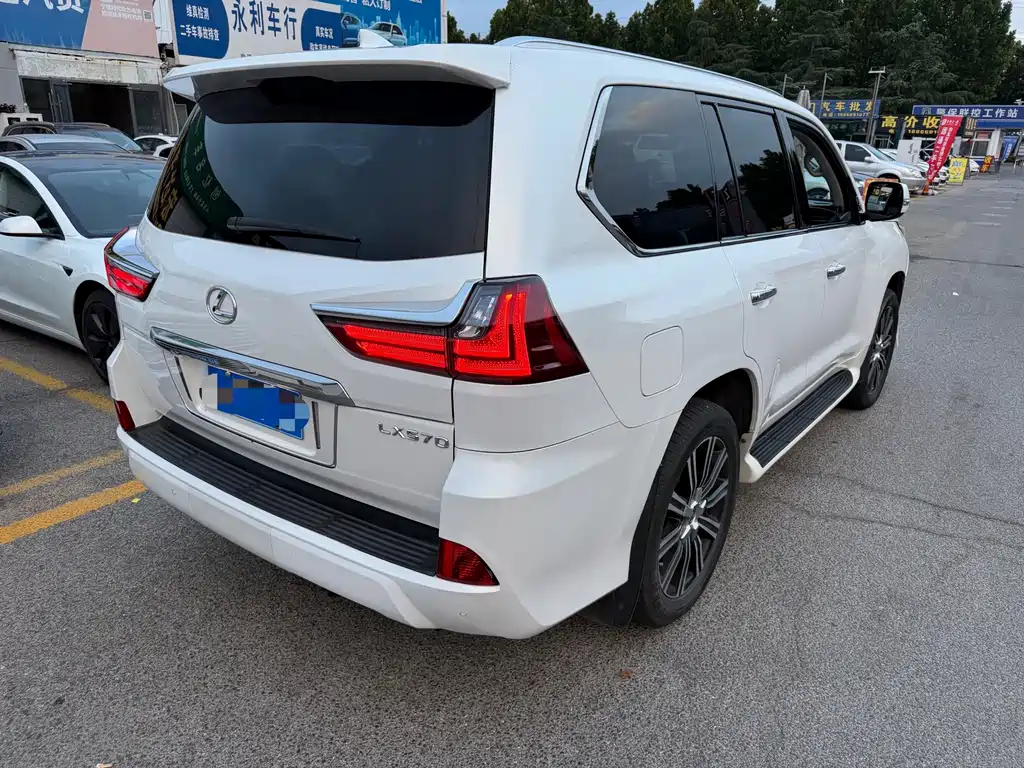 Lexus LX — фото 10