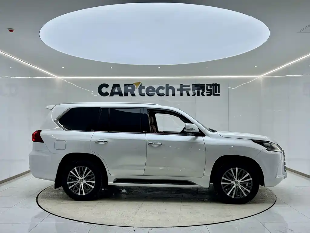 Lexus LX — фото 9