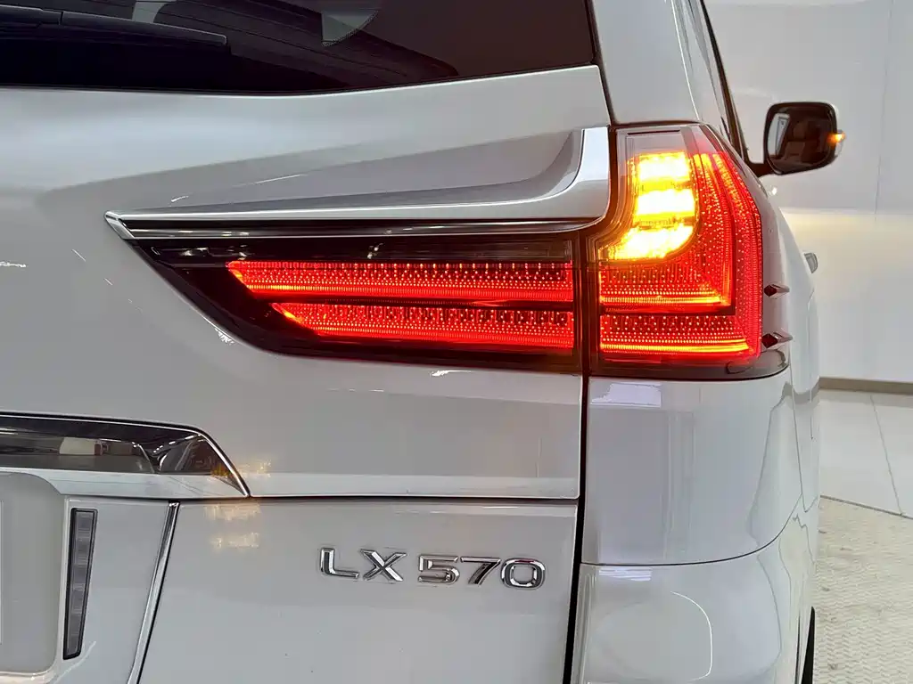 Lexus LX — фото 10