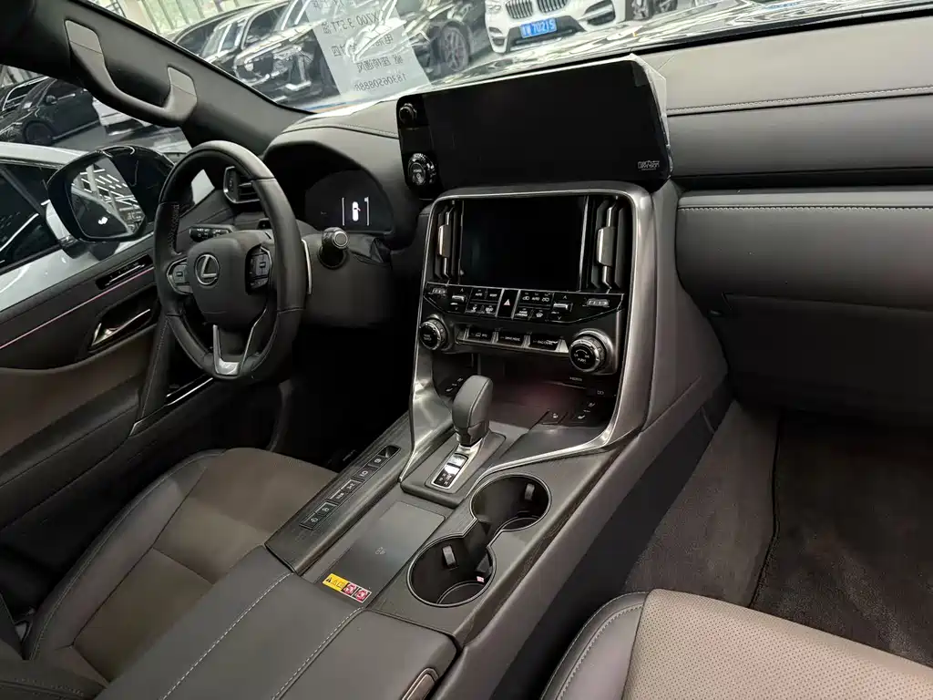Lexus LX — фото 7
