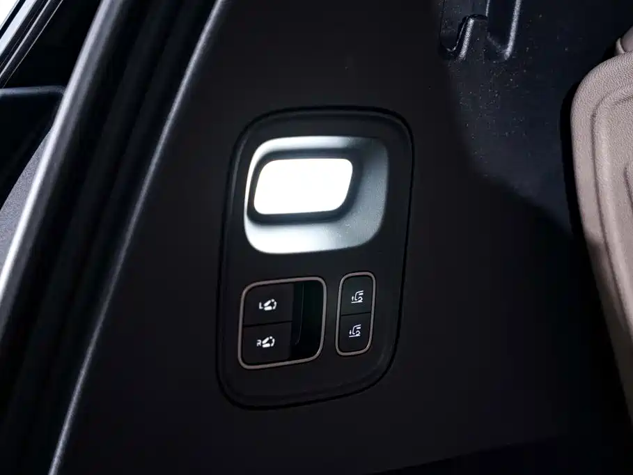 Li Auto Li i8 — фото 34