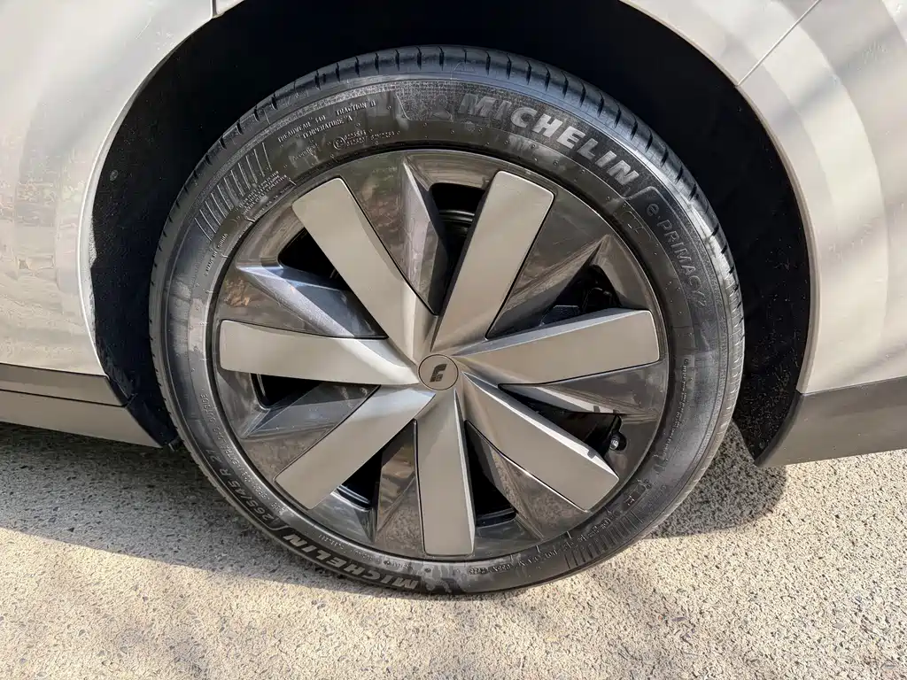 Li Auto Li i8 — фото 17
