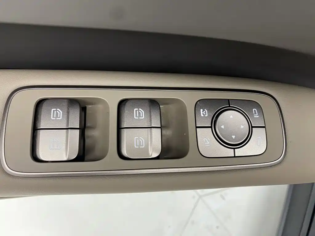 Li Auto Li i8 — фото 25