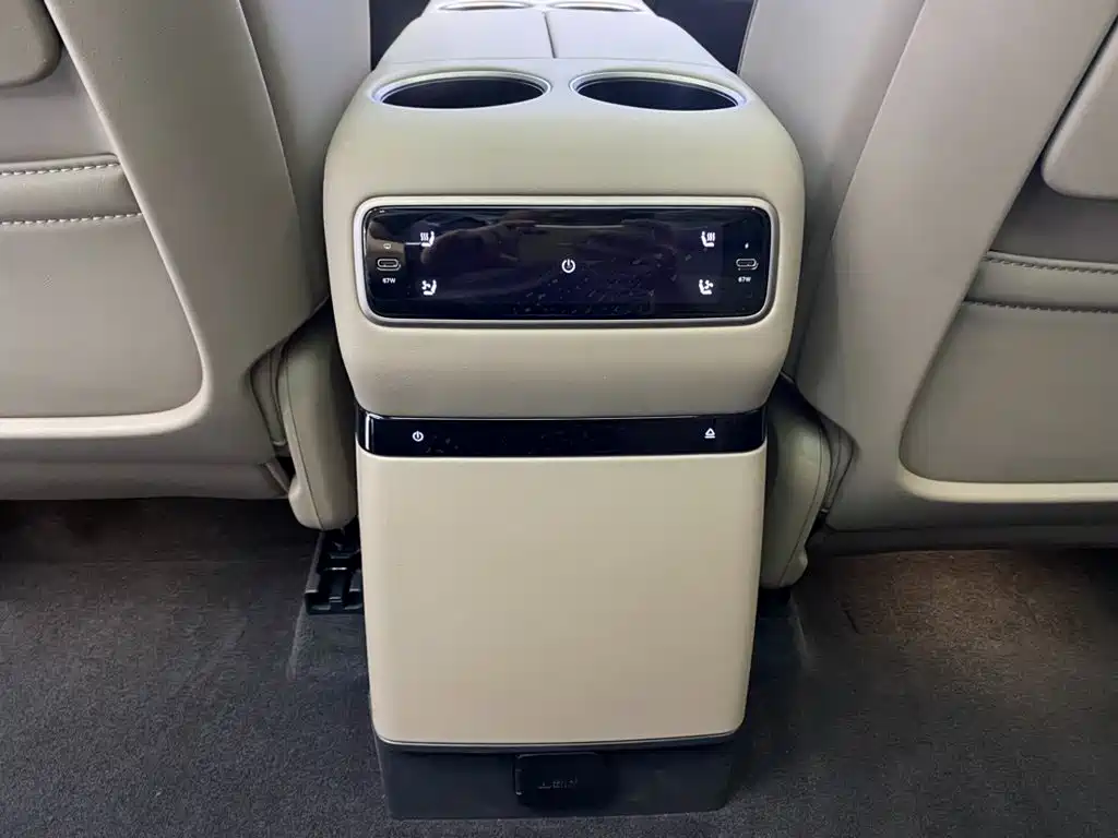 Li Auto Li i8 — фото 29