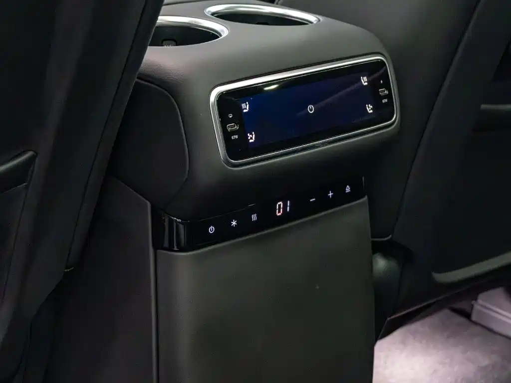 Li Auto Li L8 — фото 20
