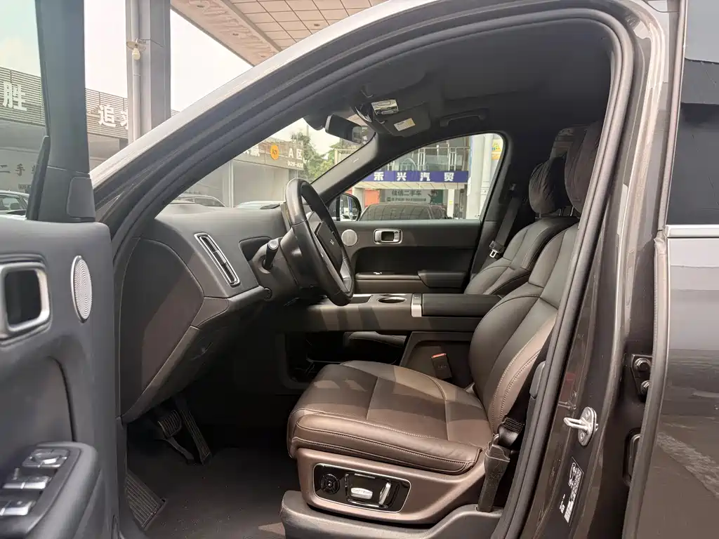 Li Auto Li L8 — фото 4