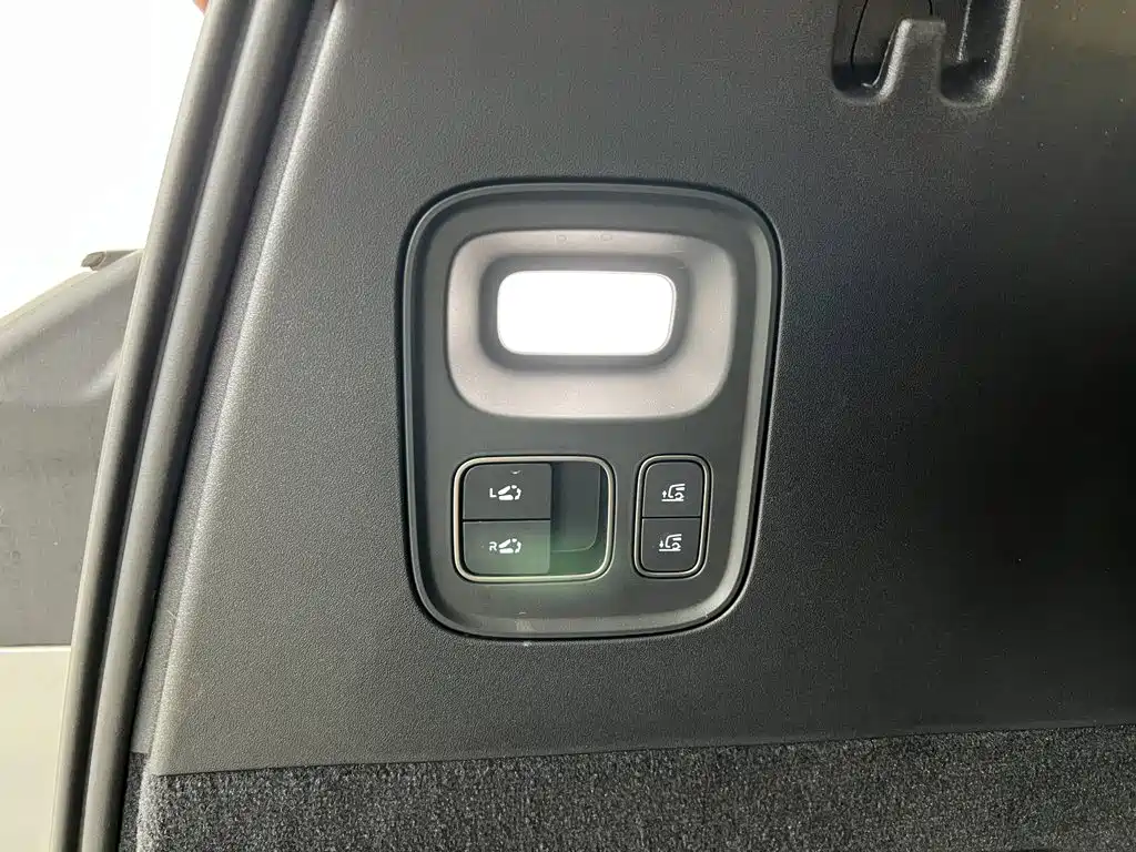 Li Auto Li i8 — фото 48