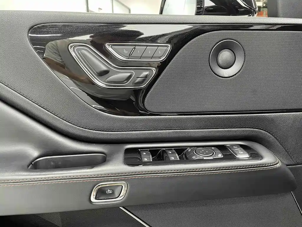 Lincoln Aviator (Import) — фото 14