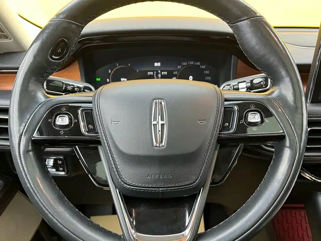 Lincoln Aviator — фото 15