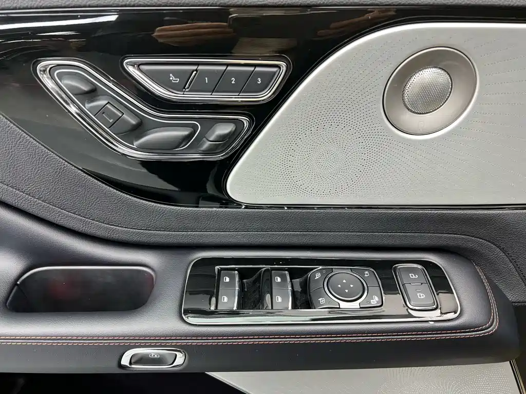Lincoln Aviator — фото 17