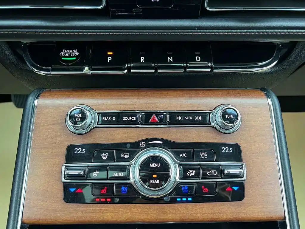 Lincoln Aviator — фото 34