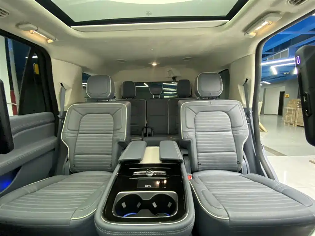 Lincoln Navigator — фото 25
