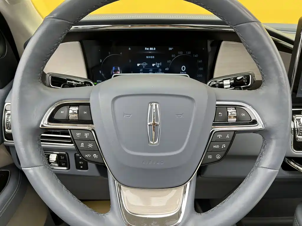 Lincoln Navigator — фото 20