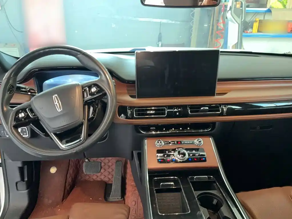 Lincoln Aviator — фото 15