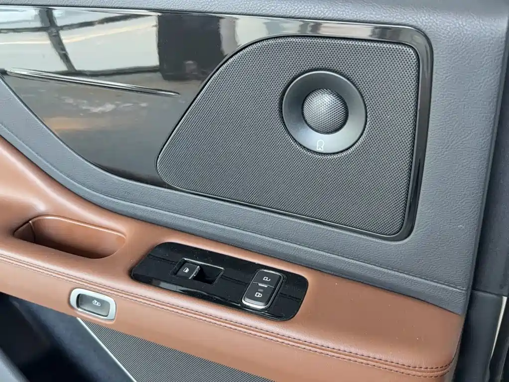 Lincoln Aviator — фото 17