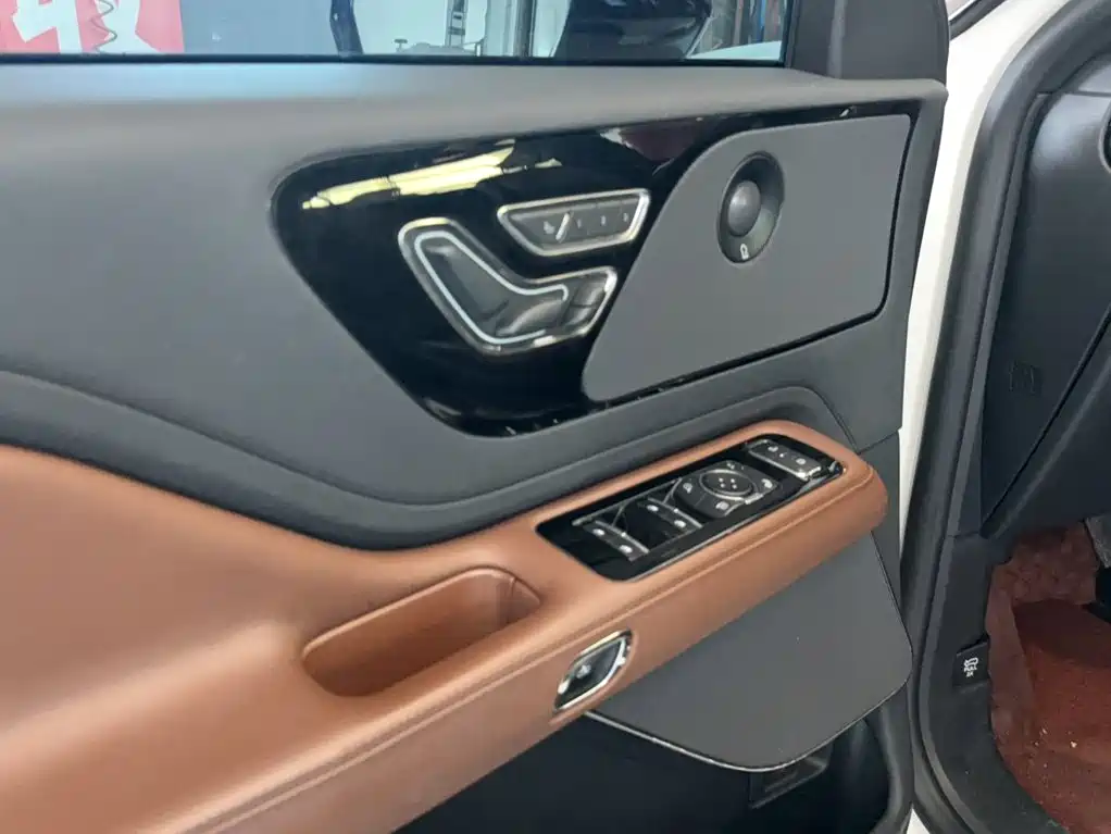 Lincoln Aviator — фото 18